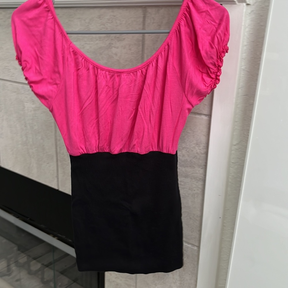 Boutique 575 Small Ruffle Cap Sleeve Hot Pink Black Fitted Ribbed Crystal Button